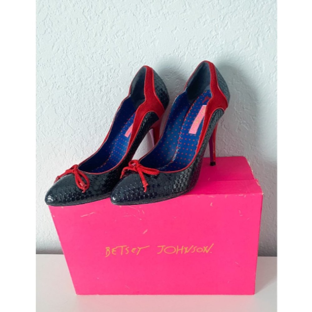 Cute Betsey Johnson Navy Rasheen Heels